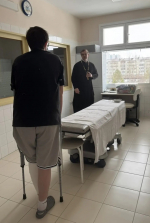 Настоятель храма целителя Пантелеимона посетил детскую окружную больницу